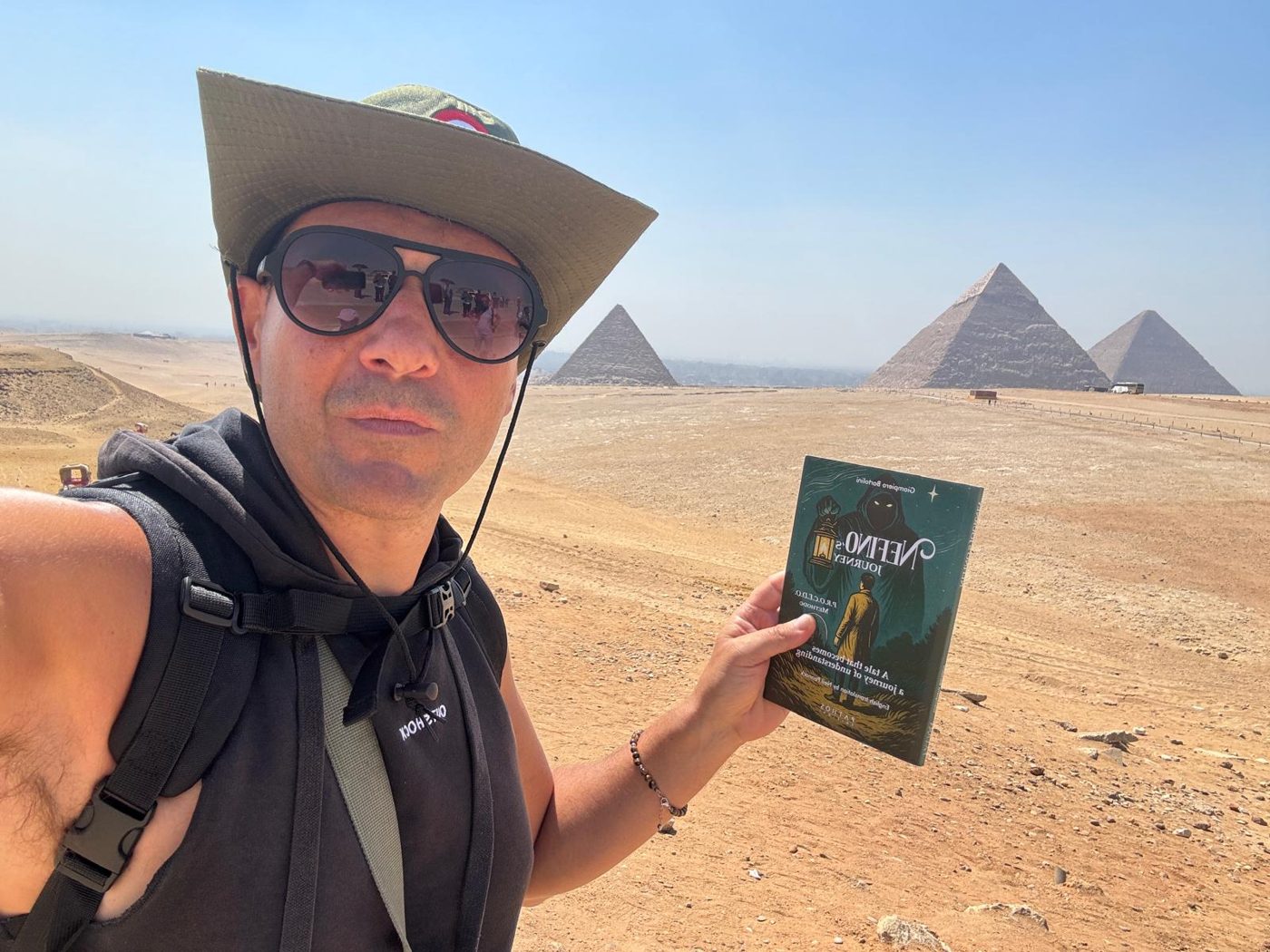 Giampiero con il libro davanti alle piramidi di Giza